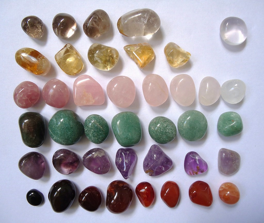 Какие камни сейчас. Кварц камни кварцевые. Кварц разновидности кварца. Кварц полудрагоценный камень. Кварц цвет минерала.